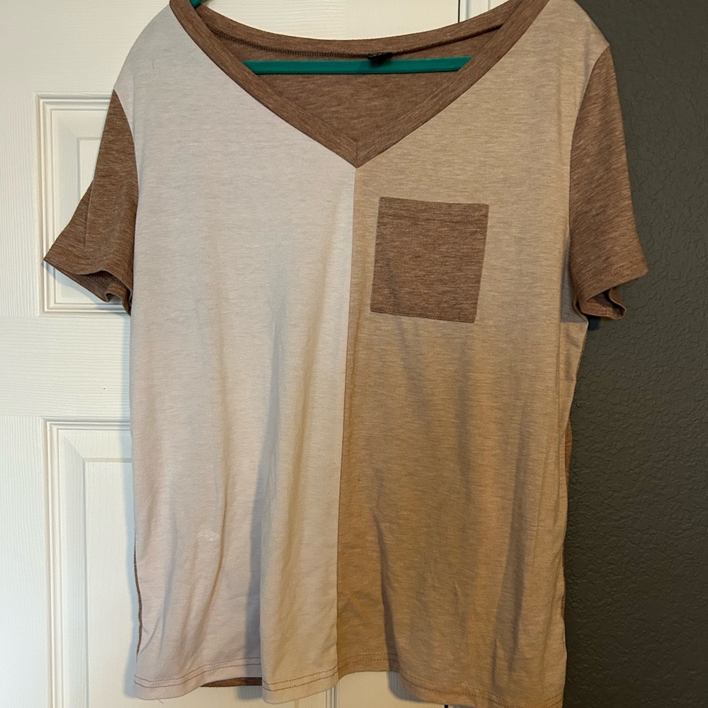 RESA Two-Tone V-Neck Pocket Tee in Beige & Brown